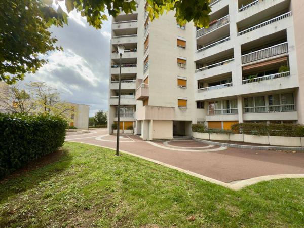 Beau studio 39 m² avec cave et parking à Cergy