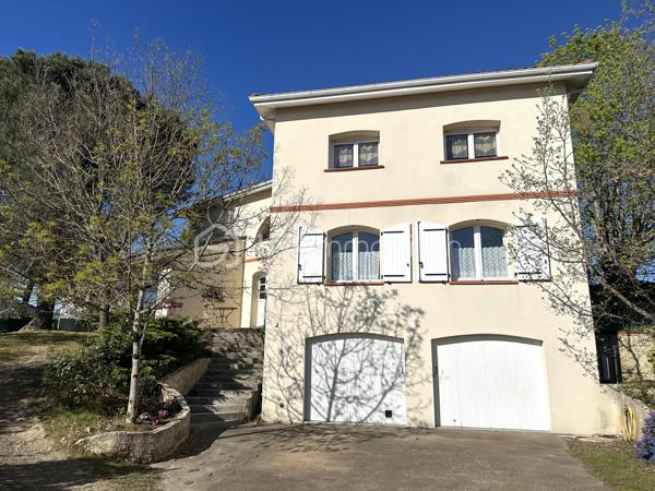 RARE/ Cornebarrieu, secteur prisé - Venez découvrir en exclusivité cette villa de 200m2, plus garage double de 100m2, sur une parcelle arborée de 829m2.

Idéalement située, cette maison lumineuse avec une vue dégagée, vous permettra de vivre dans un quartier calme et recherché avec un accès rapide aux commodités : transports, commerces et écoles.

Détail des prestations : une entrée avec placards, un séjour déplafonné de 45m2 avec cheminée, une cuisine aménagée et équipée (à moderniser), un second séjour de 40m2 à l'étage (coin bureaux actuellement), cinq chambres (avec dressing/placards) dont trois en rez-de-chaussée, une salle de bain, une salle d'eau, deux wc séparés, garage double (avec espaces bureau, cave, buanderie,...), trois terrasses dont une couverte.

Les plus : extension réalisée en 2007 par un architecte (avec harmonisation générale : crépis, toiture, etc.), chauffage au sol dans toute la maison, climatisations réversibles, cuisine d'été, abri bois, terrain piscinable (dalle et local technique prêts à l'emploi pour une piscine hors sol), fibre. A découvrir sans tarder !