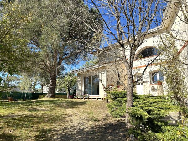 RARE/ Cornebarrieu, secteur prisé - Venez découvrir en exclusivité cette villa de 200m2, plus garage double de 100m2, sur une parcelle arborée de 829m2.

Idéalement située, cette maison lumineuse avec une vue dégagée, vous permettra de vivre dans un quartier calme et recherché avec un accès rapide aux commodités : transports, commerces et écoles.

Détail des prestations : une entrée avec placards, un séjour déplafonné de 45m2 avec cheminée, une cuisine aménagée et équipée (à moderniser), un second séjour de 40m2 à l'étage (coin bureaux actuellement), cinq chambres (avec dressing/placards) dont trois en rez-de-chaussée, une salle de bain, une salle d'eau, deux wc séparés, garage double (avec espaces bureau, cave, buanderie,...), trois terrasses dont une couverte.

Les plus : extension réalisée en 2007 par un architecte (avec harmonisation générale : crépis, toiture, etc.), chauffage au sol dans toute la maison, climatisations réversibles, cuisine d'été, abri bois, terrain piscinable (dalle et local technique prêts à l'emploi pour une piscine hors sol), fibre. A découvrir sans tarder !