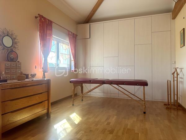 RARE/ Cornebarrieu, secteur prisé - Venez découvrir en exclusivité cette villa de 200m2, plus garage double de 100m2, sur une parcelle arborée de 829m2.

Idéalement située, cette maison lumineuse avec une vue dégagée, vous permettra de vivre dans un quartier calme et recherché avec un accès rapide aux commodités : transports, commerces et écoles.

Détail des prestations : une entrée avec placards, un séjour déplafonné de 45m2 avec cheminée, une cuisine aménagée et équipée (à moderniser), un second séjour de 40m2 à l'étage (coin bureaux actuellement), cinq chambres (avec dressing/placards) dont trois en rez-de-chaussée, une salle de bain, une salle d'eau, deux wc séparés, garage double (avec espaces bureau, cave, buanderie,...), trois terrasses dont une couverte.

Les plus : extension réalisée en 2007 par un architecte (avec harmonisation générale : crépis, toiture, etc.), chauffage au sol dans toute la maison, climatisations réversibles, cuisine d'été, abri bois, terrain piscinable (dalle et local technique prêts à l'emploi pour une piscine hors sol), fibre. A découvrir sans tarder !