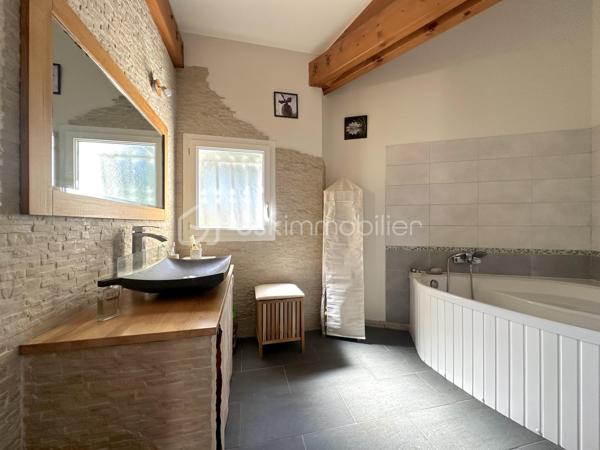 RARE/ Cornebarrieu, secteur prisé - Venez découvrir en exclusivité cette villa de 200m2, plus garage double de 100m2, sur une parcelle arborée de 829m2.

Idéalement située, cette maison lumineuse avec une vue dégagée, vous permettra de vivre dans un quartier calme et recherché avec un accès rapide aux commodités : transports, commerces et écoles.

Détail des prestations : une entrée avec placards, un séjour déplafonné de 45m2 avec cheminée, une cuisine aménagée et équipée (à moderniser), un second séjour de 40m2 à l'étage (coin bureaux actuellement), cinq chambres (avec dressing/placards) dont trois en rez-de-chaussée, une salle de bain, une salle d'eau, deux wc séparés, garage double (avec espaces bureau, cave, buanderie,...), trois terrasses dont une couverte.

Les plus : extension réalisée en 2007 par un architecte (avec harmonisation générale : crépis, toiture, etc.), chauffage au sol dans toute la maison, climatisations réversibles, cuisine d'été, abri bois, terrain piscinable (dalle et local technique prêts à l'emploi pour une piscine hors sol), fibre. A découvrir sans tarder !