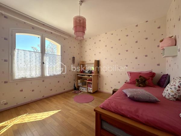 RARE/ Cornebarrieu, secteur prisé - Venez découvrir en exclusivité cette villa de 200m2, plus garage double de 100m2, sur une parcelle arborée de 829m2.

Idéalement située, cette maison lumineuse avec une vue dégagée, vous permettra de vivre dans un quartier calme et recherché avec un accès rapide aux commodités : transports, commerces et écoles.

Détail des prestations : une entrée avec placards, un séjour déplafonné de 45m2 avec cheminée, une cuisine aménagée et équipée (à moderniser), un second séjour de 40m2 à l'étage (coin bureaux actuellement), cinq chambres (avec dressing/placards) dont trois en rez-de-chaussée, une salle de bain, une salle d'eau, deux wc séparés, garage double (avec espaces bureau, cave, buanderie,...), trois terrasses dont une couverte.

Les plus : extension réalisée en 2007 par un architecte (avec harmonisation générale : crépis, toiture, etc.), chauffage au sol dans toute la maison, climatisations réversibles, cuisine d'été, abri bois, terrain piscinable (dalle et local technique prêts à l'emploi pour une piscine hors sol), fibre. A découvrir sans tarder !