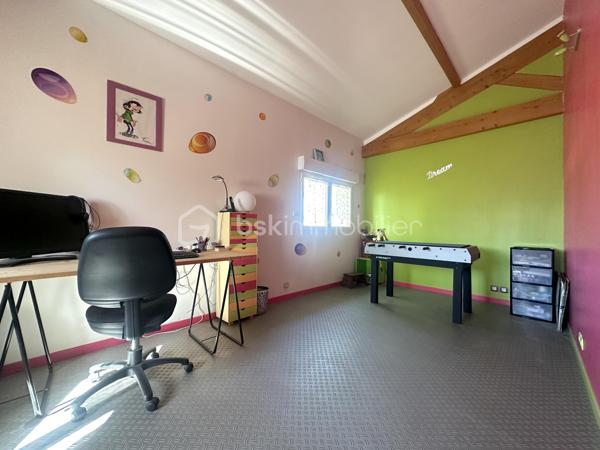 RARE/ Cornebarrieu, secteur prisé - Venez découvrir en exclusivité cette villa de 200m2, plus garage double de 100m2, sur une parcelle arborée de 829m2.

Idéalement située, cette maison lumineuse avec une vue dégagée, vous permettra de vivre dans un quartier calme et recherché avec un accès rapide aux commodités : transports, commerces et écoles.

Détail des prestations : une entrée avec placards, un séjour déplafonné de 45m2 avec cheminée, une cuisine aménagée et équipée (à moderniser), un second séjour de 40m2 à l'étage (coin bureaux actuellement), cinq chambres (avec dressing/placards) dont trois en rez-de-chaussée, une salle de bain, une salle d'eau, deux wc séparés, garage double (avec espaces bureau, cave, buanderie,...), trois terrasses dont une couverte.

Les plus : extension réalisée en 2007 par un architecte (avec harmonisation générale : crépis, toiture, etc.), chauffage au sol dans toute la maison, climatisations réversibles, cuisine d'été, abri bois, terrain piscinable (dalle et local technique prêts à l'emploi pour une piscine hors sol), fibre. A découvrir sans tarder !