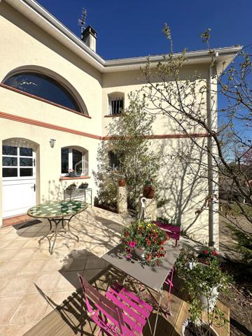 RARE/ Cornebarrieu, secteur prisé - Venez découvrir en exclusivité cette villa de 200m2, plus garage double de 100m2, sur une parcelle arborée de 829m2.

Idéalement située, cette maison lumineuse avec une vue dégagée, vous permettra de vivre dans un quartier calme et recherché avec un accès rapide aux commodités : transports, commerces et écoles.

Détail des prestations : une entrée avec placards, un séjour déplafonné de 45m2 avec cheminée, une cuisine aménagée et équipée (à moderniser), un second séjour de 40m2 à l'étage (coin bureaux actuellement), cinq chambres (avec dressing/placards) dont trois en rez-de-chaussée, une salle de bain, une salle d'eau, deux wc séparés, garage double (avec espaces bureau, cave, buanderie,...), trois terrasses dont une couverte.

Les plus : extension réalisée en 2007 par un architecte (avec harmonisation générale : crépis, toiture, etc.), chauffage au sol dans toute la maison, climatisations réversibles, cuisine d'été, abri bois, terrain piscinable (dalle et local technique prêts à l'emploi pour une piscine hors sol), fibre. A découvrir sans tarder !