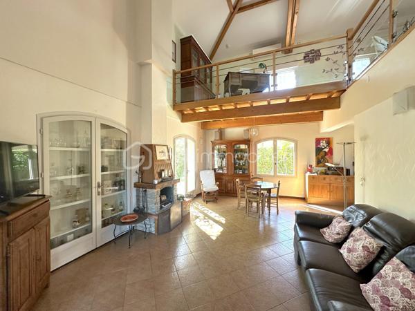 RARE/ Cornebarrieu, secteur prisé - Venez découvrir en exclusivité cette villa de 200m2, plus garage double de 100m2, sur une parcelle arborée de 829m2.

Idéalement située, cette maison lumineuse avec une vue dégagée, vous permettra de vivre dans un quartier calme et recherché avec un accès rapide aux commodités : transports, commerces et écoles.

Détail des prestations : une entrée avec placards, un séjour déplafonné de 45m2 avec cheminée, une cuisine aménagée et équipée (à moderniser), un second séjour de 40m2 à l'étage (coin bureaux actuellement), cinq chambres (avec dressing/placards) dont trois en rez-de-chaussée, une salle de bain, une salle d'eau, deux wc séparés, garage double (avec espaces bureau, cave, buanderie,...), trois terrasses dont une couverte.

Les plus : extension réalisée en 2007 par un architecte (avec harmonisation générale : crépis, toiture, etc.), chauffage au sol dans toute la maison, climatisations réversibles, cuisine d'été, abri bois, terrain piscinable (dalle et local technique prêts à l'emploi pour une piscine hors sol), fibre. A découvrir sans tarder !