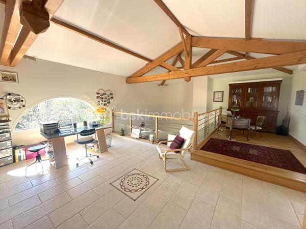 RARE/ Cornebarrieu, secteur prisé - Venez découvrir en exclusivité cette villa de 200m2, plus garage double de 100m2, sur une parcelle arborée de 829m2.

Idéalement située, cette maison lumineuse avec une vue dégagée, vous permettra de vivre dans un quartier calme et recherché avec un accès rapide aux commodités : transports, commerces et écoles.

Détail des prestations : une entrée avec placards, un séjour déplafonné de 45m2 avec cheminée, une cuisine aménagée et équipée (à moderniser), un second séjour de 40m2 à l'étage (coin bureaux actuellement), cinq chambres (avec dressing/placards) dont trois en rez-de-chaussée, une salle de bain, une salle d'eau, deux wc séparés, garage double (avec espaces bureau, cave, buanderie,...), trois terrasses dont une couverte.

Les plus : extension réalisée en 2007 par un architecte (avec harmonisation générale : crépis, toiture, etc.), chauffage au sol dans toute la maison, climatisations réversibles, cuisine d'été, abri bois, terrain piscinable (dalle et local technique prêts à l'emploi pour une piscine hors sol), fibre. A découvrir sans tarder !