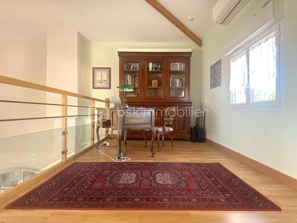 RARE/ Cornebarrieu, secteur prisé - Venez découvrir en exclusivité cette villa de 200m2, plus garage double de 100m2, sur une parcelle arborée de 829m2.

Idéalement située, cette maison lumineuse avec une vue dégagée, vous permettra de vivre dans un quartier calme et recherché avec un accès rapide aux commodités : transports, commerces et écoles.

Détail des prestations : une entrée avec placards, un séjour déplafonné de 45m2 avec cheminée, une cuisine aménagée et équipée (à moderniser), un second séjour de 40m2 à l'étage (coin bureaux actuellement), cinq chambres (avec dressing/placards) dont trois en rez-de-chaussée, une salle de bain, une salle d'eau, deux wc séparés, garage double (avec espaces bureau, cave, buanderie,...), trois terrasses dont une couverte.

Les plus : extension réalisée en 2007 par un architecte (avec harmonisation générale : crépis, toiture, etc.), chauffage au sol dans toute la maison, climatisations réversibles, cuisine d'été, abri bois, terrain piscinable (dalle et local technique prêts à l'emploi pour une piscine hors sol), fibre. A découvrir sans tarder !