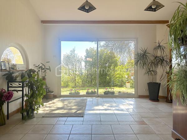 RARE/ Cornebarrieu, secteur prisé - Venez découvrir en exclusivité cette villa de 200m2, plus garage double de 100m2, sur une parcelle arborée de 829m2.

Idéalement située, cette maison lumineuse avec une vue dégagée, vous permettra de vivre dans un quartier calme et recherché avec un accès rapide aux commodités : transports, commerces et écoles.

Détail des prestations : une entrée avec placards, un séjour déplafonné de 45m2 avec cheminée, une cuisine aménagée et équipée (à moderniser), un second séjour de 40m2 à l'étage (coin bureaux actuellement), cinq chambres (avec dressing/placards) dont trois en rez-de-chaussée, une salle de bain, une salle d'eau, deux wc séparés, garage double (avec espaces bureau, cave, buanderie,...), trois terrasses dont une couverte.

Les plus : extension réalisée en 2007 par un architecte (avec harmonisation générale : crépis, toiture, etc.), chauffage au sol dans toute la maison, climatisations réversibles, cuisine d'été, abri bois, terrain piscinable (dalle et local technique prêts à l'emploi pour une piscine hors sol), fibre. A découvrir sans tarder !