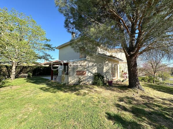 RARE/ Cornebarrieu, secteur prisé - Venez découvrir en exclusivité cette villa de 200m2, plus garage double de 100m2, sur une parcelle arborée de 829m2.

Idéalement située, cette maison lumineuse avec une vue dégagée, vous permettra de vivre dans un quartier calme et recherché avec un accès rapide aux commodités : transports, commerces et écoles.

Détail des prestations : une entrée avec placards, un séjour déplafonné de 45m2 avec cheminée, une cuisine aménagée et équipée (à moderniser), un second séjour de 40m2 à l'étage (coin bureaux actuellement), cinq chambres (avec dressing/placards) dont trois en rez-de-chaussée, une salle de bain, une salle d'eau, deux wc séparés, garage double (avec espaces bureau, cave, buanderie,...), trois terrasses dont une couverte.

Les plus : extension réalisée en 2007 par un architecte (avec harmonisation générale : crépis, toiture, etc.), chauffage au sol dans toute la maison, climatisations réversibles, cuisine d'été, abri bois, terrain piscinable (dalle et local technique prêts à l'emploi pour une piscine hors sol), fibre. A découvrir sans tarder !