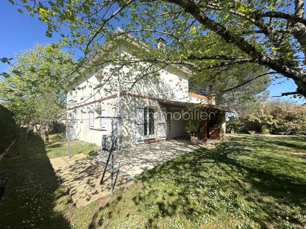 RARE/ Cornebarrieu, secteur prisé - Venez découvrir en exclusivité cette villa de 200m2, plus garage double de 100m2, sur une parcelle arborée de 829m2.

Idéalement située, cette maison lumineuse avec une vue dégagée, vous permettra de vivre dans un quartier calme et recherché avec un accès rapide aux commodités : transports, commerces et écoles.

Détail des prestations : une entrée avec placards, un séjour déplafonné de 45m2 avec cheminée, une cuisine aménagée et équipée (à moderniser), un second séjour de 40m2 à l'étage (coin bureaux actuellement), cinq chambres (avec dressing/placards) dont trois en rez-de-chaussée, une salle de bain, une salle d'eau, deux wc séparés, garage double (avec espaces bureau, cave, buanderie,...), trois terrasses dont une couverte.

Les plus : extension réalisée en 2007 par un architecte (avec harmonisation générale : crépis, toiture, etc.), chauffage au sol dans toute la maison, climatisations réversibles, cuisine d'été, abri bois, terrain piscinable (dalle et local technique prêts à l'emploi pour une piscine hors sol), fibre. A découvrir sans tarder !
