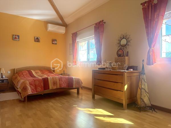 RARE/ Cornebarrieu, secteur prisé - Venez découvrir en exclusivité cette villa de 200m2, plus garage double de 100m2, sur une parcelle arborée de 829m2.

Idéalement située, cette maison lumineuse avec une vue dégagée, vous permettra de vivre dans un quartier calme et recherché avec un accès rapide aux commodités : transports, commerces et écoles.

Détail des prestations : une entrée avec placards, un séjour déplafonné de 45m2 avec cheminée, une cuisine aménagée et équipée (à moderniser), un second séjour de 40m2 à l'étage (coin bureaux actuellement), cinq chambres (avec dressing/placards) dont trois en rez-de-chaussée, une salle de bain, une salle d'eau, deux wc séparés, garage double (avec espaces bureau, cave, buanderie,...), trois terrasses dont une couverte.

Les plus : extension réalisée en 2007 par un architecte (avec harmonisation générale : crépis, toiture, etc.), chauffage au sol dans toute la maison, climatisations réversibles, cuisine d'été, abri bois, terrain piscinable (dalle et local technique prêts à l'emploi pour une piscine hors sol), fibre. A découvrir sans tarder !