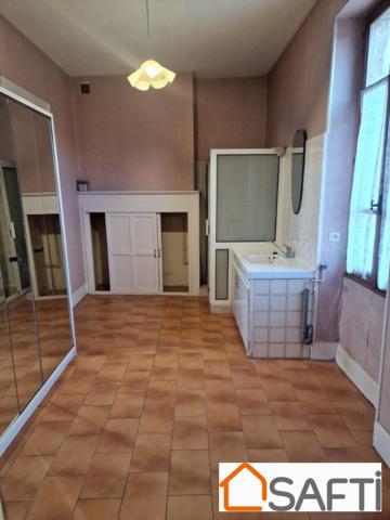 Jolie maison en pierre au centre ville de Septfonds.