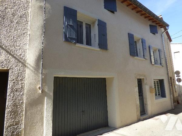 Maison de ville sur 3 niveaux au calme + un garage, au calme.Maison atypique, rénovation de qualité.
