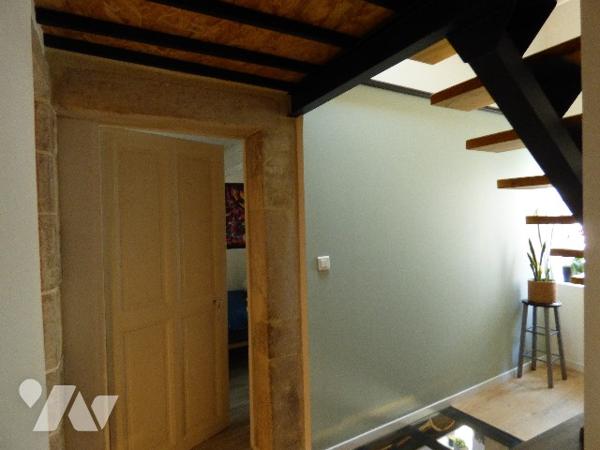 Maison de ville sur 3 niveaux au calme + un garage, au calme.Maison atypique, rénovation de qualité.