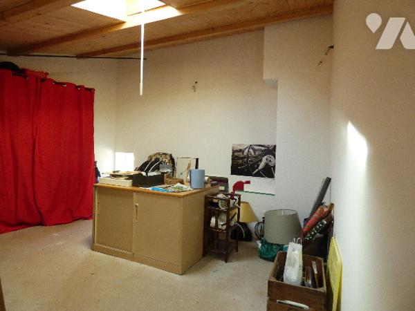 Maison de ville sur 3 niveaux au calme + un garage, au calme.Maison atypique, rénovation de qualité.