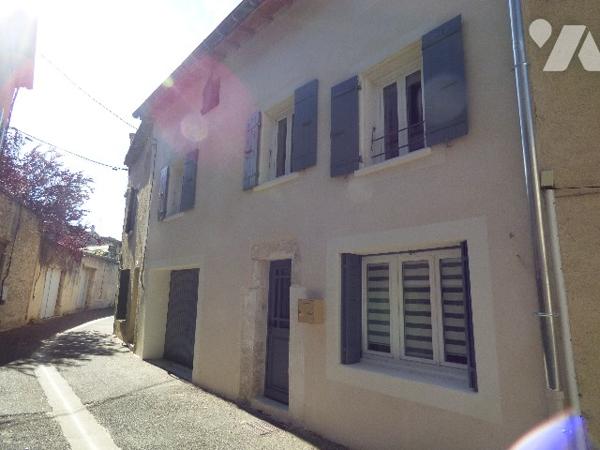 Maison de ville sur 3 niveaux au calme + un garage, au calme.Maison atypique, rénovation de qualité.