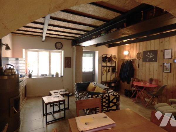 Maison de ville sur 3 niveaux au calme + un garage, au calme.Maison atypique, rénovation de qualité.