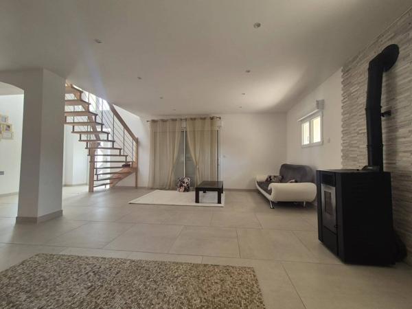 LAVAL MAISON EN PIERRE DE 168 M2 ENTIEREMENT RENOVEE- 4 CHAMBRES DONT UNE SUITE PARENTALE AU RDC SUR UN TERRAIN DE 1 200 M2