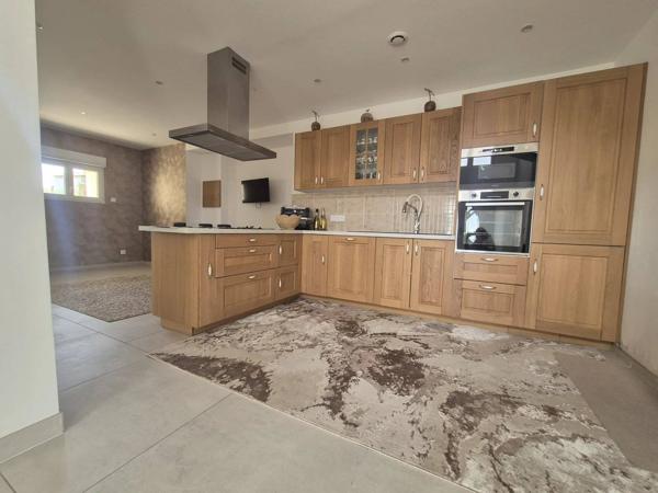 LAVAL MAISON EN PIERRE DE 168 M2 ENTIEREMENT RENOVEE- 4 CHAMBRES DONT UNE SUITE PARENTALE AU RDC SUR UN TERRAIN DE 1 200 M2