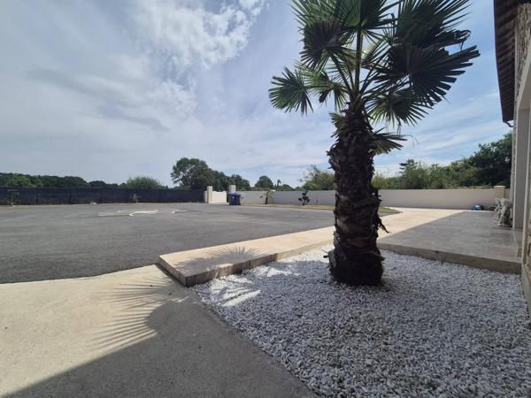 LAVAL MAISON EN PIERRE DE 168 M2 ENTIEREMENT RENOVEE- 4 CHAMBRES DONT UNE SUITE PARENTALE AU RDC SUR UN TERRAIN DE 1 200 M2