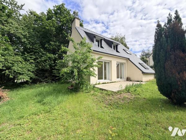 Maison d'habitation construite sur 2 niveaux  4 chambres et 1 garage