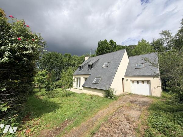 Maison d'habitation construite sur 2 niveaux  4 chambres et 1 garage