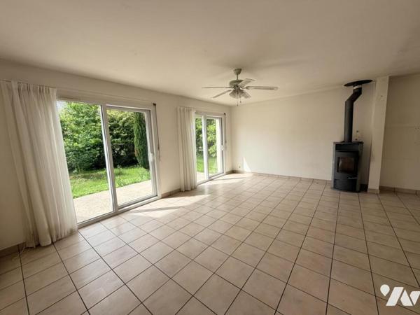 Maison d'habitation construite sur 2 niveaux  4 chambres et 1 garage