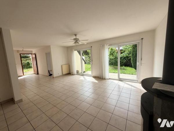 Maison d'habitation construite sur 2 niveaux  4 chambres et 1 garage