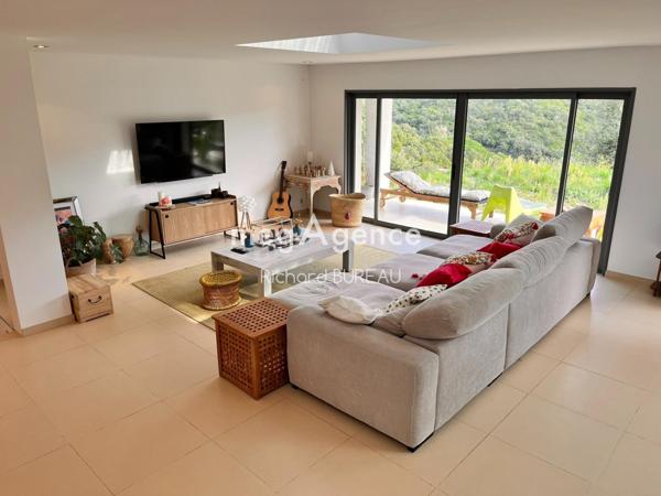 Maison à LA LONDE-LES-MAURES, 83250 - 8 pièces 223m²