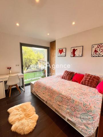 Maison à LA LONDE-LES-MAURES, 83250 - 8 pièces 223m²