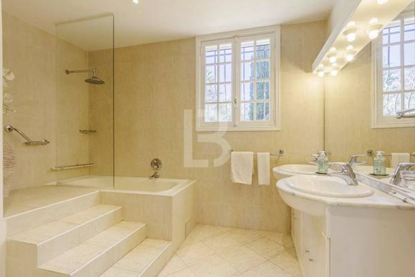 Propriété d'exception avec jardin d'1,6 hectares