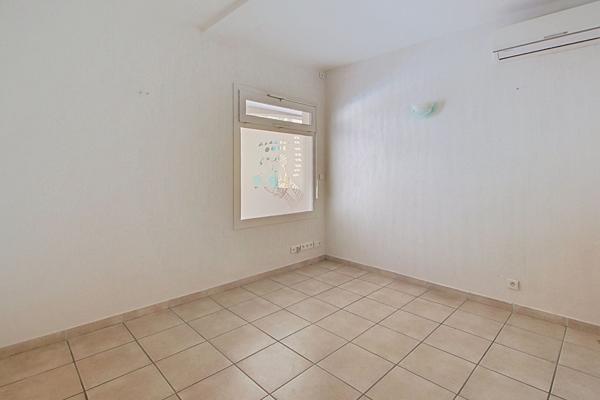 À VENDRE EN EXCLUSIVITE - Local Commerce/Bureaux/Habitation de 66 m²  Salernes