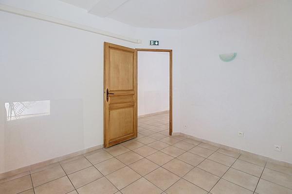 À VENDRE EN EXCLUSIVITE - Local Commerce/Bureaux/Habitation de 66 m²  Salernes
