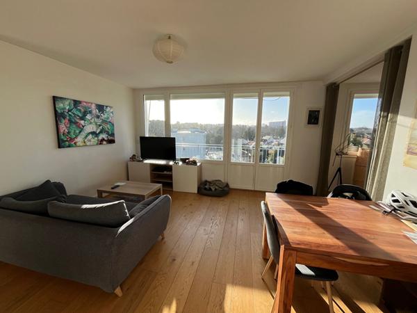 Appartement  4 pièce(s) 70 m2 Balcon et cave,