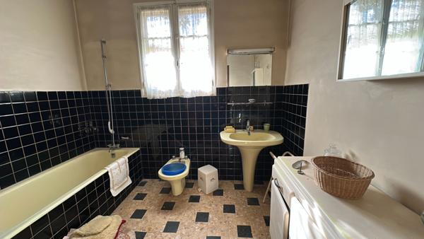 Maison de 217 m² à vendre en coeur de ville avec 2 appartements indépendants, terrain de 575 m² et fort potentiel d'aménagement
