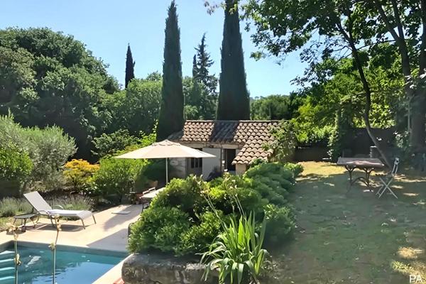 UZÈS  Jardin arboré et clôturé de 961 m² avec piscine et mazet habitable