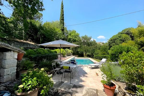 UZÈS  Jardin arboré et clôturé de 961 m² avec piscine et mazet habitable