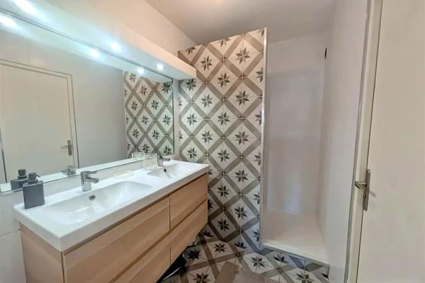 Marseille (13008) Carré d’Or, adresse recherchée — Appartement familial T4 de 116m², terrasse plein sud, parking et cave