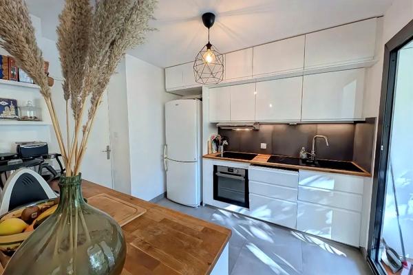 Marseille (13008) Carré d’Or, adresse recherchée — Appartement familial T4 de 116m², terrasse plein sud, parking et cave