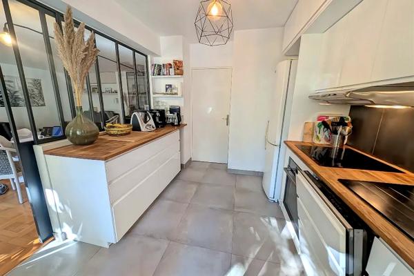 Marseille (13008) Carré d’Or, adresse recherchée — Appartement familial T4 de 116m², terrasse plein sud, parking et cave