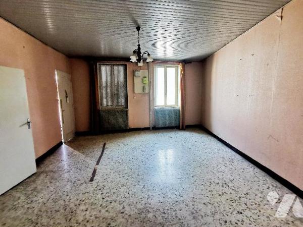 Idéal pour investisseur !  venez découvrir cette maison à rénover proche de tous commerces