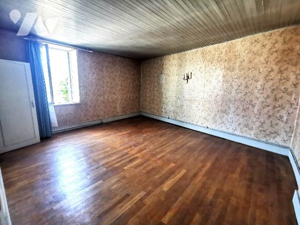 Idéal pour investisseur !  venez découvrir cette maison à rénover proche de tous commerces