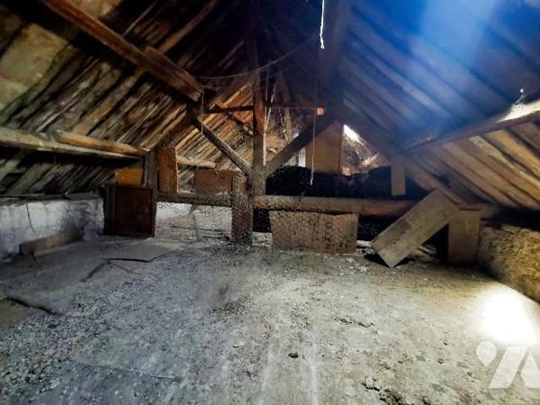 Idéal pour investisseur !  venez découvrir cette maison à rénover proche de tous commerces