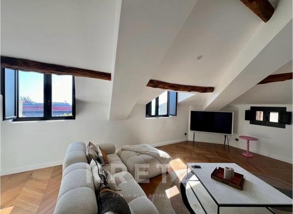 Appartement entièrement rénové avec vue mer et terrasse sur le toit, sur la plus belle place de Bast