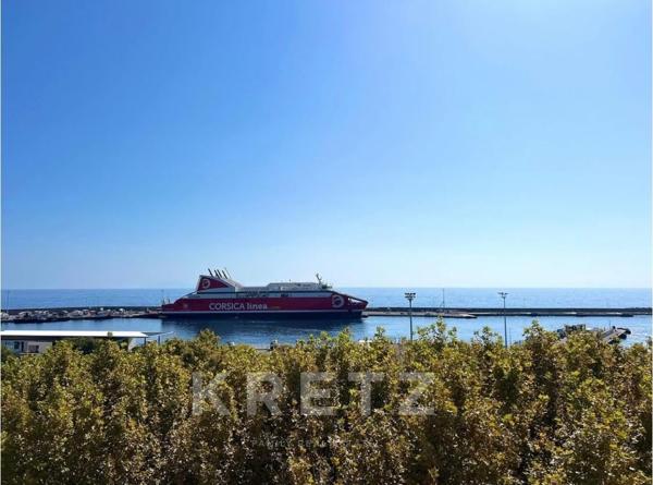Appartement entièrement rénové avec vue mer et terrasse sur le toit, sur la plus belle place de Bast