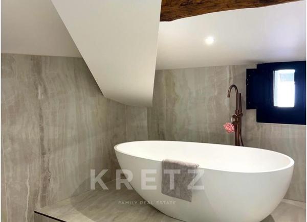 Appartement entièrement rénové avec vue mer et terrasse sur le toit, sur la plus belle place de Bast