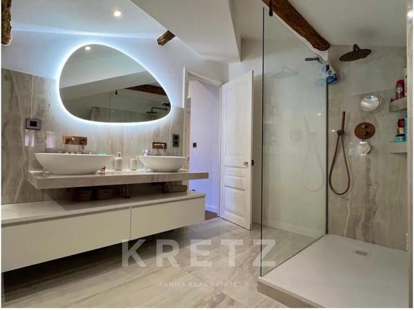 Appartement entièrement rénové avec vue mer et terrasse sur le toit, sur la plus belle place de Bast