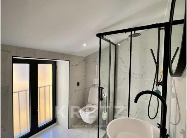 Appartement entièrement rénové avec vue mer et terrasse sur le toit, sur la plus belle place de Bast