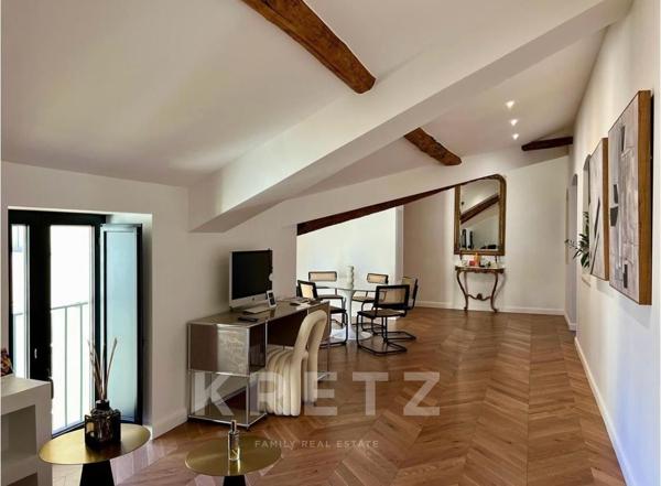 Appartement entièrement rénové avec vue mer et terrasse sur le toit, sur la plus belle place de Bast