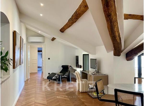 Appartement entièrement rénové avec vue mer et terrasse sur le toit, sur la plus belle place de Bast